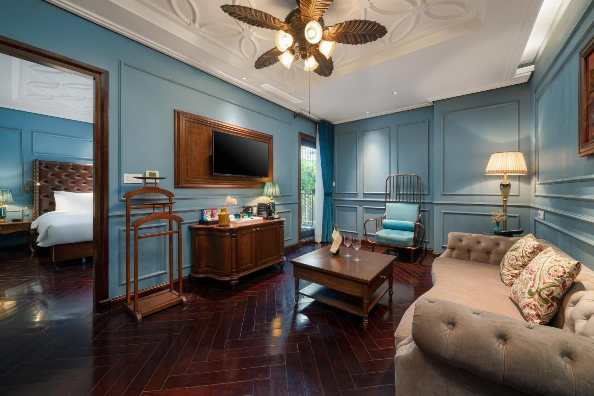 Peridot Grand Luxury Boutique Hotel Hanoi Exterior photo A suite at the hotel